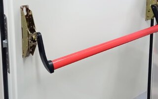 противопожарная дверь с ручкой антипаника